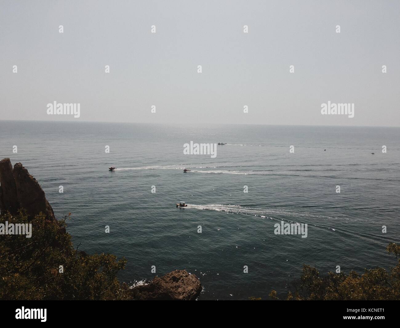 Segeln entlang der Küste Gruppe der Boote Stockfoto