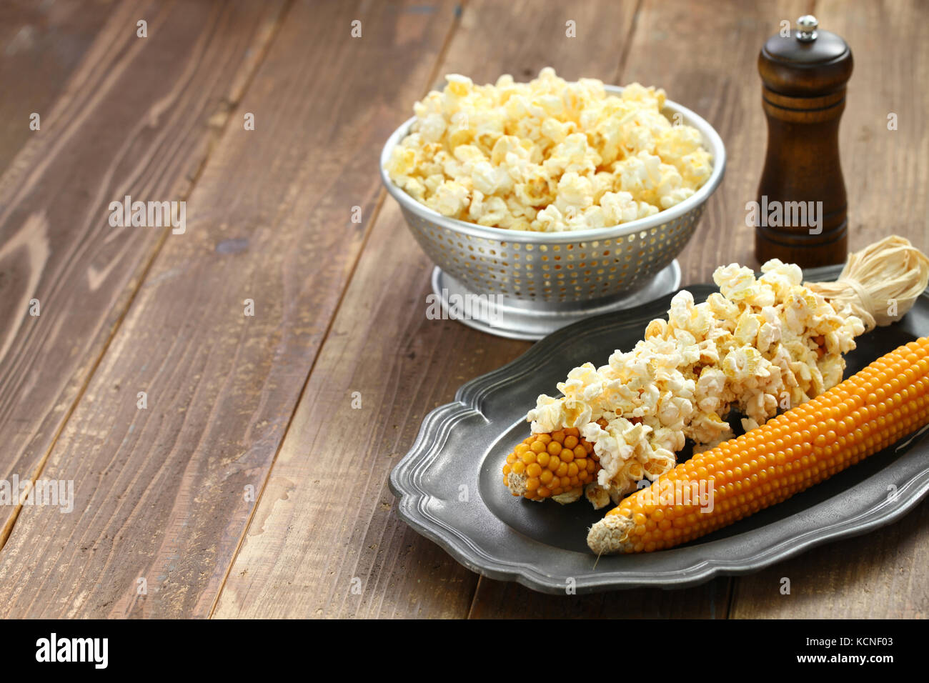 Das Popcorn aus einer Cob durch Mikrowelle Stockfoto