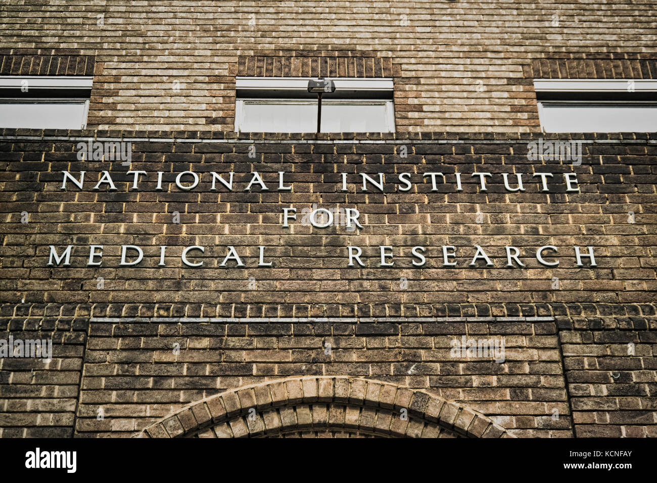 Das Banner auf der Vorderseite des Nationalen Instituts für medizinische Forschung, Mill Hill, Großbritannien Stockfoto
