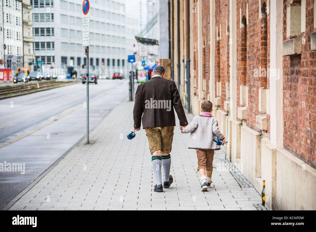 Vater und Sohn, Oktoberfest, München, Deutschland Stockfoto