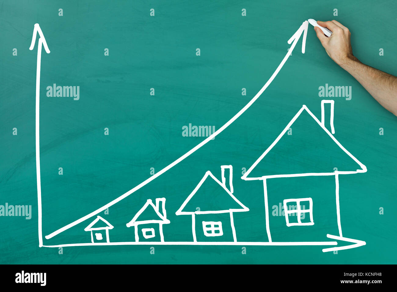 Hauspreise Wachstumskonzept auf grüne Tafel Stockfoto