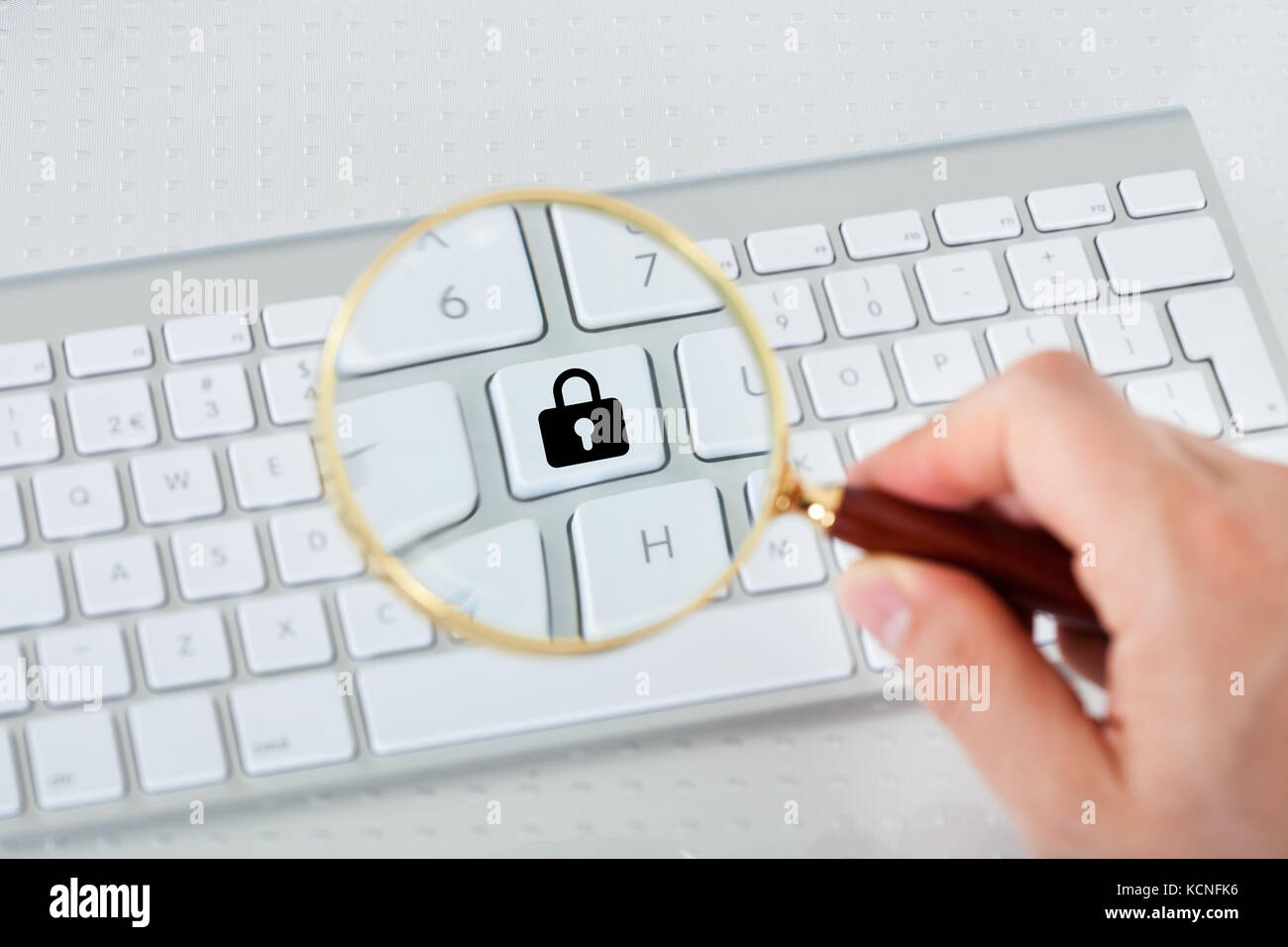 Nahaufnahme der Hand Lock-Taste durch Lupe betrachten Stockfoto