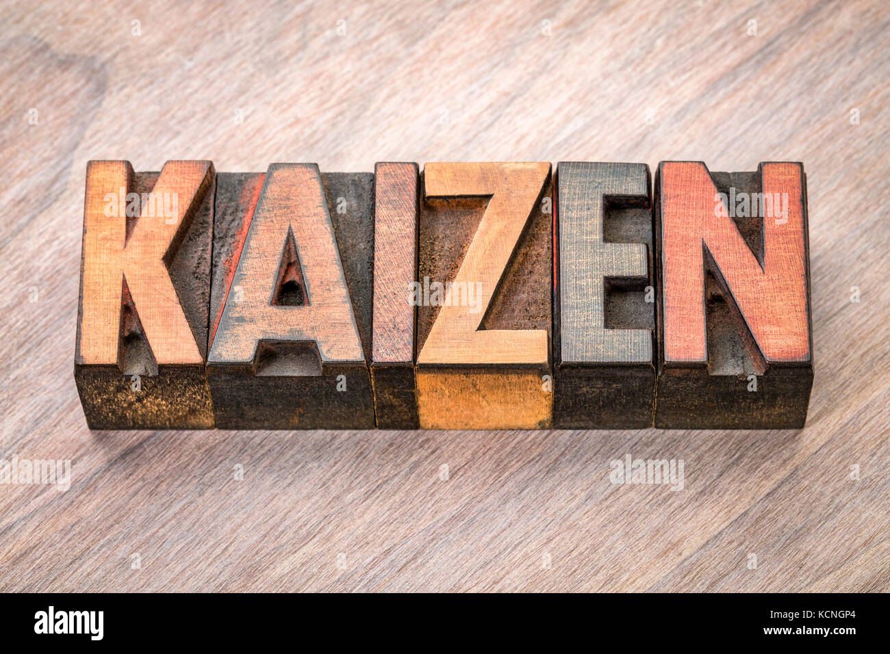 Kaizen - Kontinuierliche Verbesserung der japanischen Begriff - Wort in Vintage buchdruck Holz Art Abstract Stockfoto