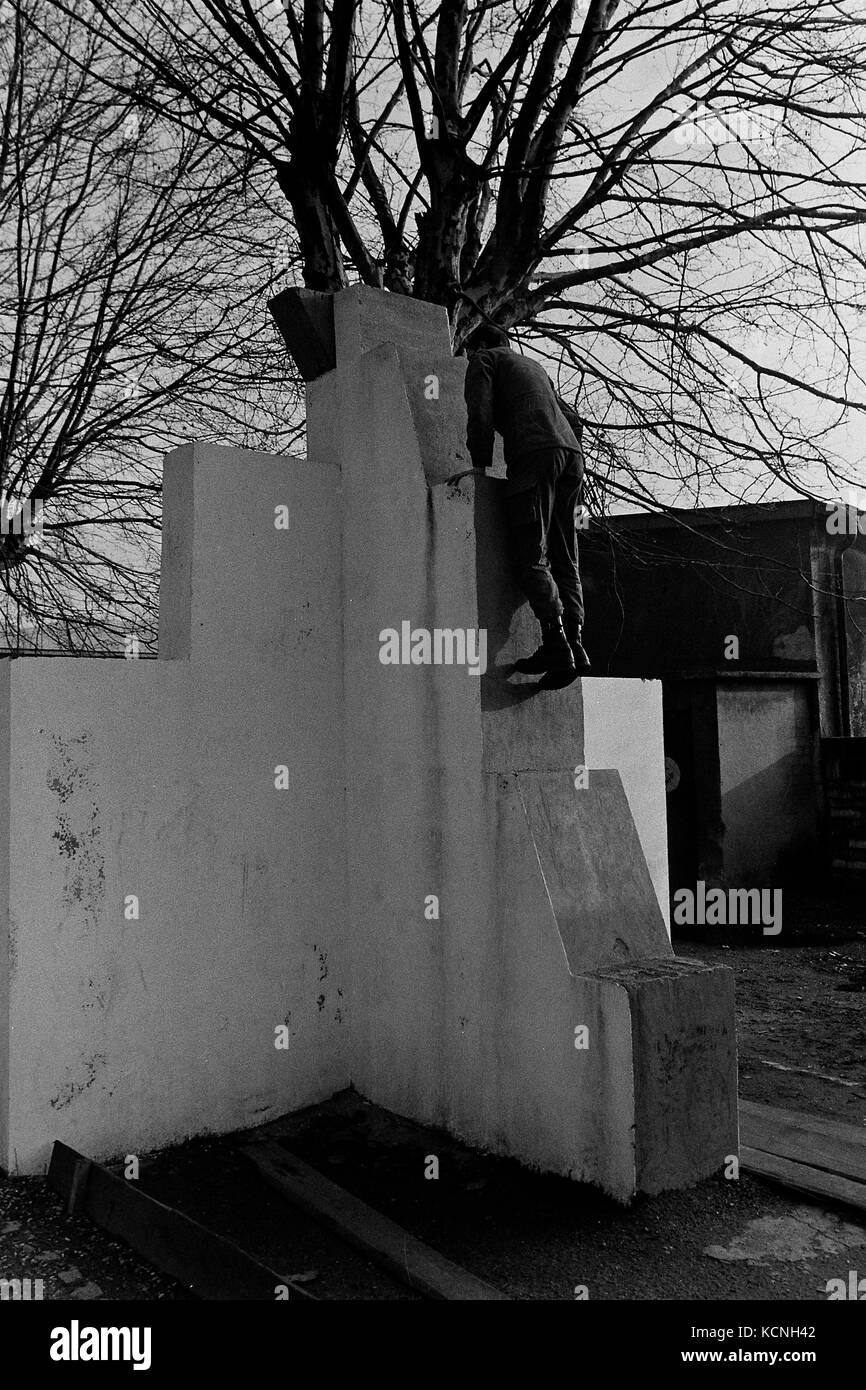 Französischer Soldat übt Hindernisparcours in einer französischen Baracke, Offenburg, Westdeutschland Stockfoto