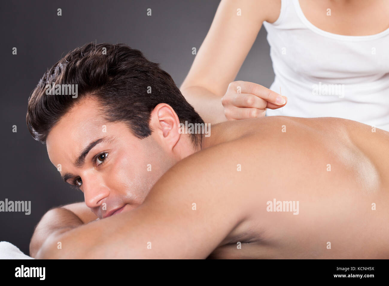 Nahaufnahme eines jungen Mannes, der Akupunktur Behandlung im Spa Stockfoto