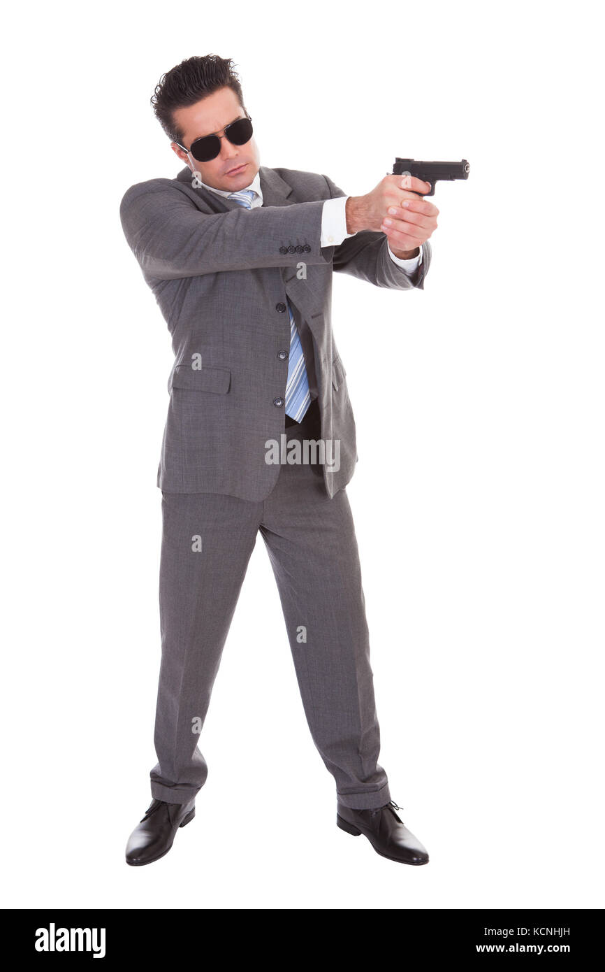 Porträt von schönen jungen Mann mit Gewehr und schwarzen Sonnenbrillen Stockfoto