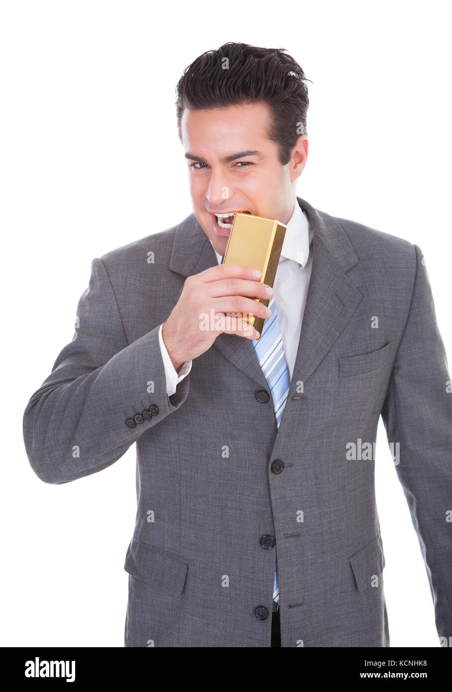Porträt des jungen Geschäftsmann beißen Goldbarren Over White Background Stockfoto