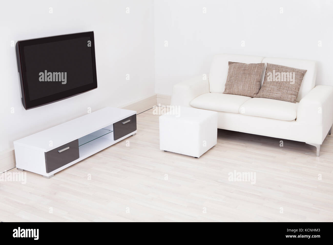 Modernes Wohnzimmer mit Fernseher und Sofa Stockfoto