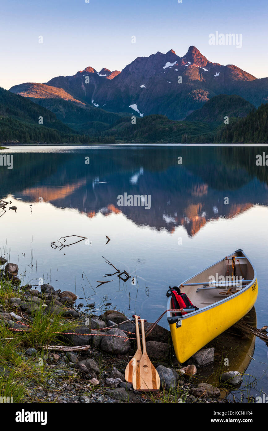 Kanu bei huson See, nördlichen Vancouver Island, British Columbia, Kanada Stockfoto