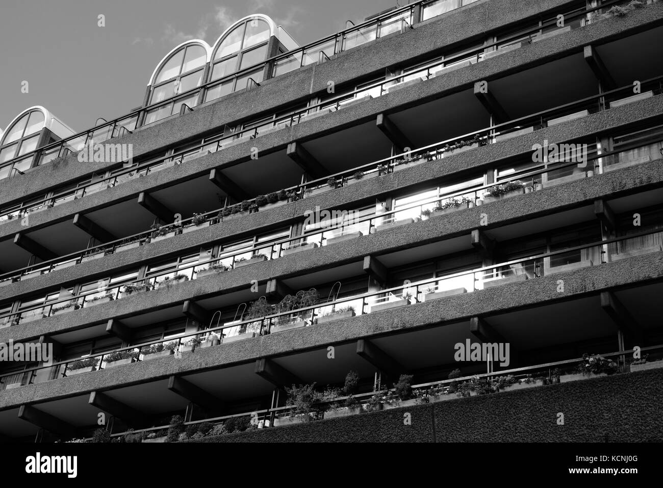 Wohnungen im Barbican Centre, London, UK, Brutalist architcture. An einem sonnigen Tag von der Straße aus in schwarzweiß fotografiert. Stockfoto