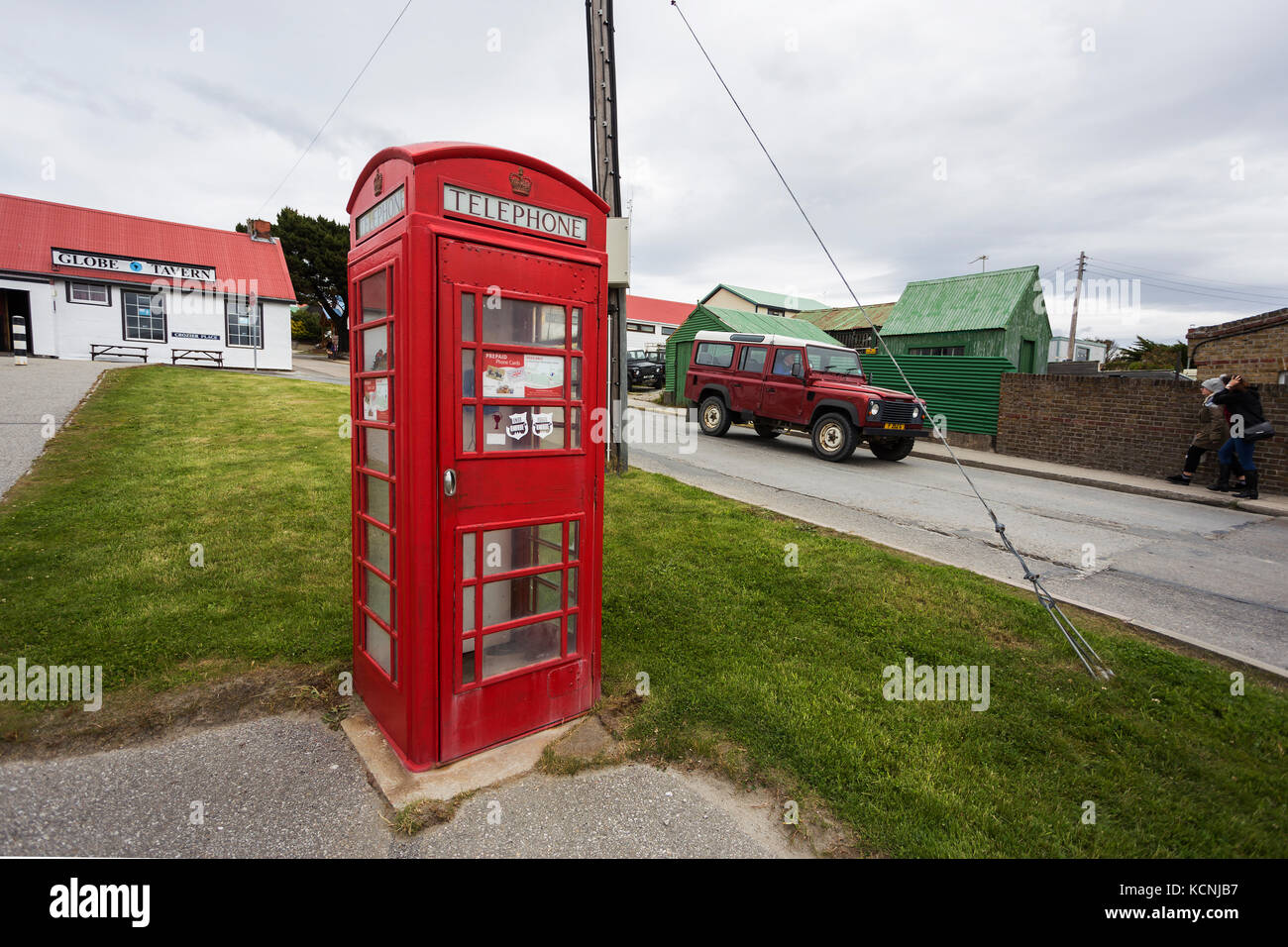 Die Stadt Stanley, Hauptstadt der Falklandinseln, hat mit ihren Telefonzellen und Tavernen in dieser abgelegenen Gegend des Planeten ein Gefühl des britischen Erbes. Falklandinseln Stockfoto