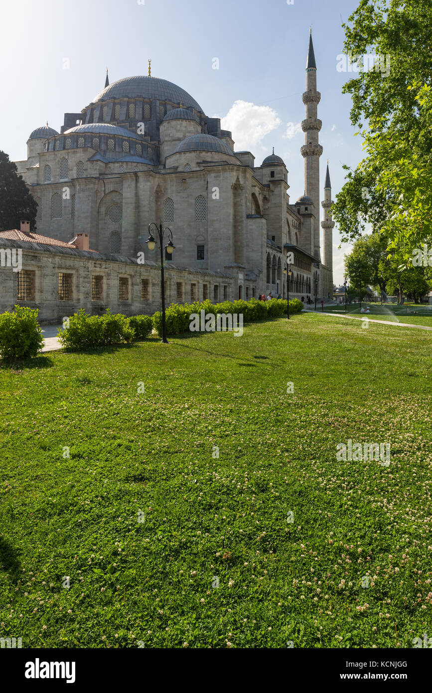 Süleymaniye-moschee Gärten mit Menschen zu Fuß, Istanbul, Türkei Stockfoto