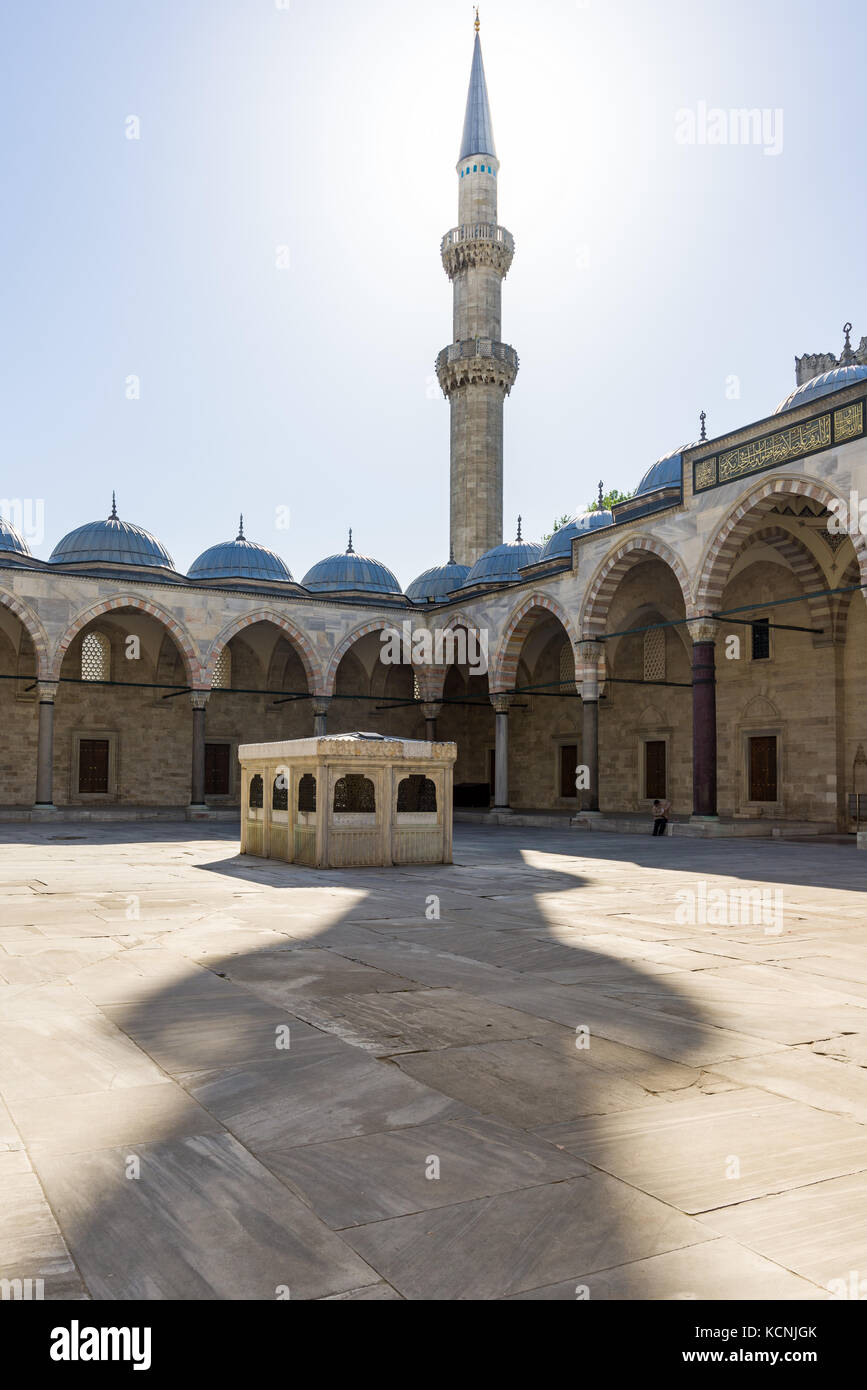 Süleymaniye Moschee Innenhof mit Brunnen Waschung, Istanbul, Türkei Stockfoto