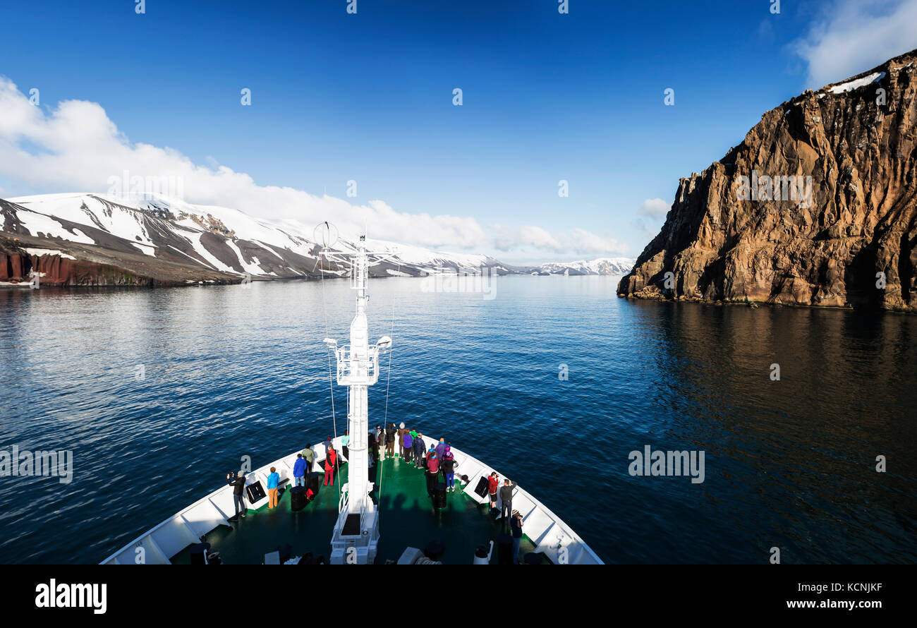 Akademic vavilov Segel durch neptunes Faltenbälge in whalers Bay auf Deception Island, South Shetland Islands, Antarktis Stockfoto