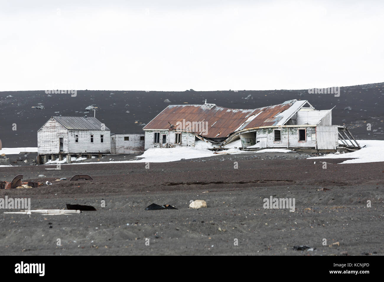 Gebäude verlassen langsam in der in der kargen und rauen Umgebung auf Deception Island, South Shetland Islands, Antarktische Halbinsel Stockfoto