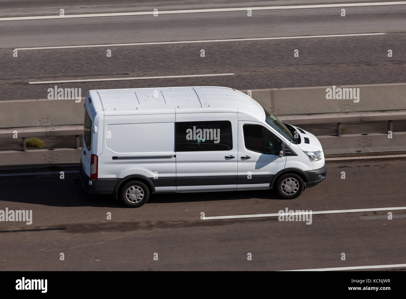 Weiß van Fahren auf der Autobahn Stockfoto