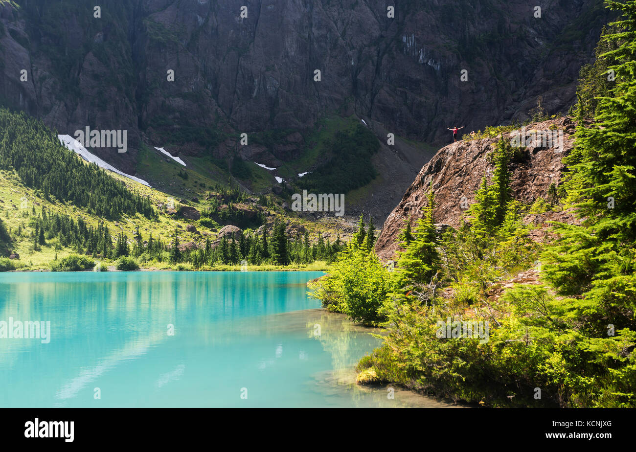 Ein Wanderer exhalts im malerischen Pracht des Jahrhunderts sam See im Strathcona Park, Vancouver Island, British Columbia, Kanada Stockfoto