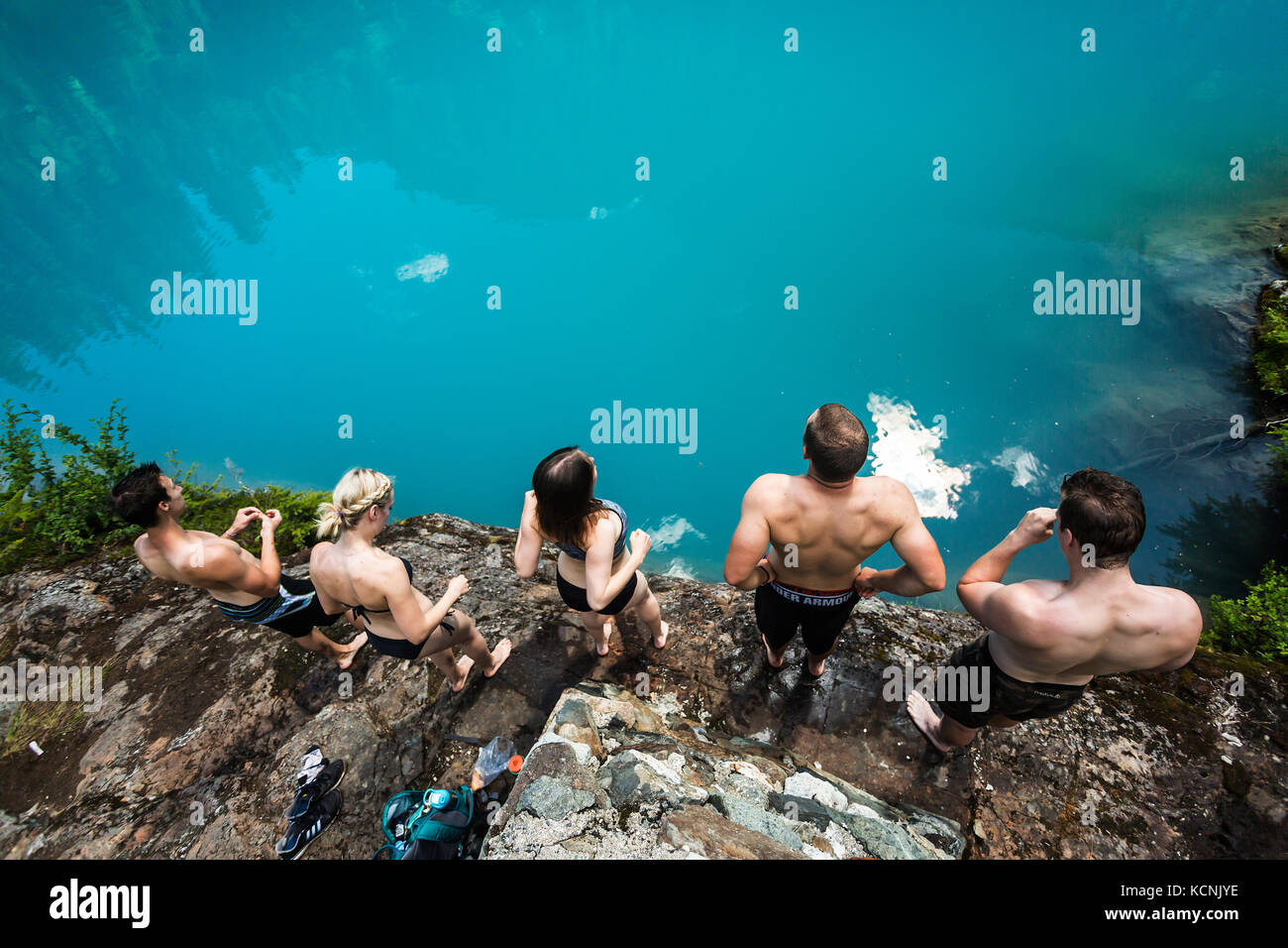 Freunde bereiten sich darauf vor, in das tourquise Wasser des Century Sam Sees im Strathcona Park einzutauchen. Vancouver Island, British Columbia, Kanada. Stockfoto