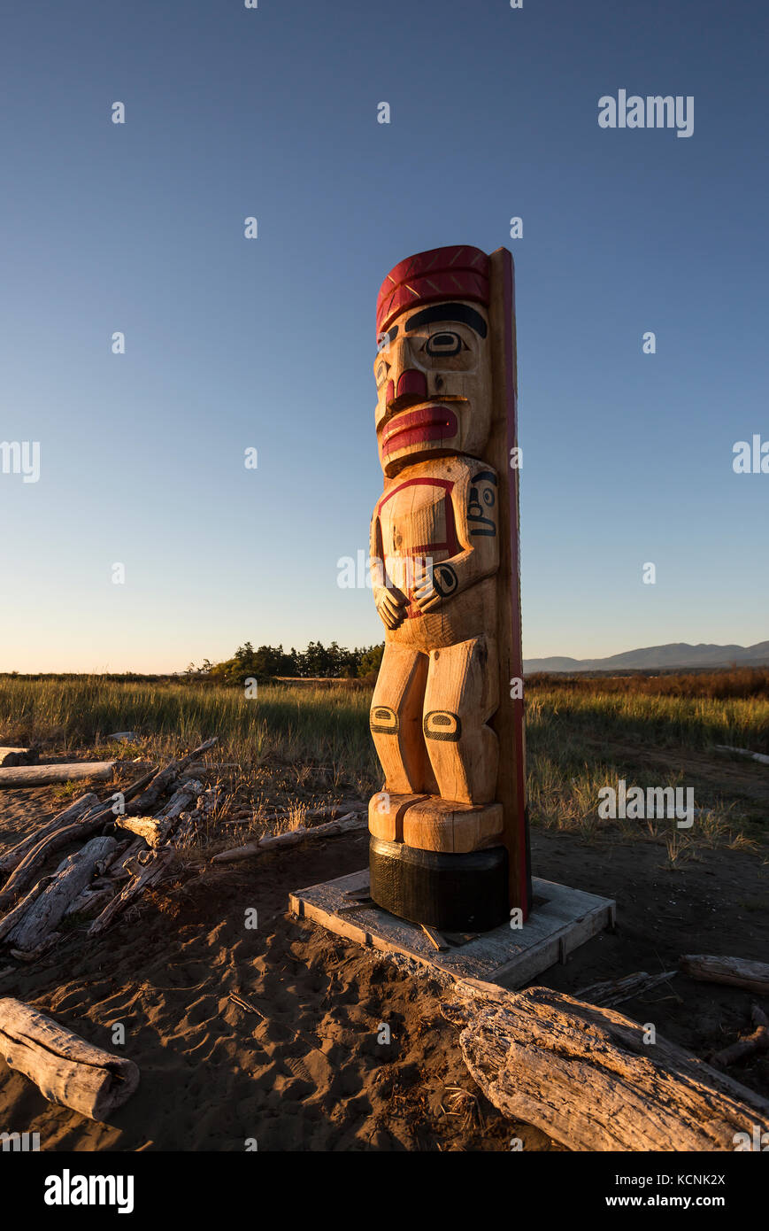 Ein Totempfähl markiert den Eingang zum First Nations Gebiet am Ende des Goose Spit Regionalparks in Comox, Vancouver Island, British Columbia, Kanada Stockfoto