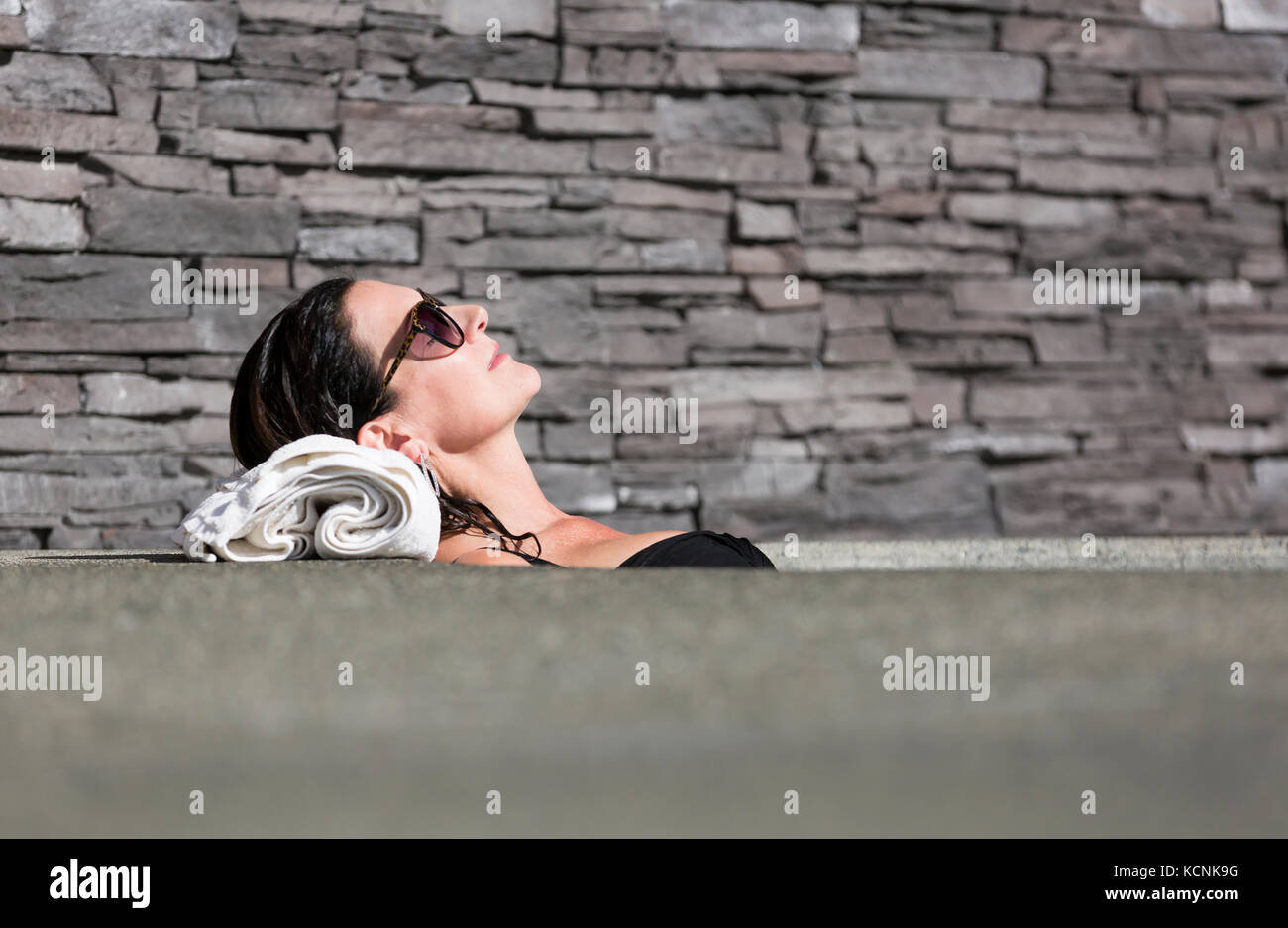 Eine reife Frau entspannt im Whirlpool beim Besuch der Kingfisher Resort und Spa. Courtenay, Vancouver Island, British Columbia, Kanada. Stockfoto
