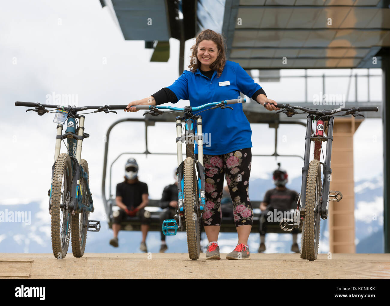 Ein lächelndes liftee entlastet Mountainbikes am Mt. Washington, der Comox Valley, Vancouver Island, British Columbia, Kanada. Stockfoto