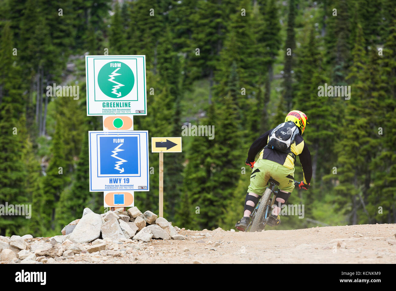 Beschilderung für die Richtung und den Schwierigkeitsgrad des Radweges am Mt. Washington, Comox Valley, Vancouver Island, British Columbia, Kanada Stockfoto