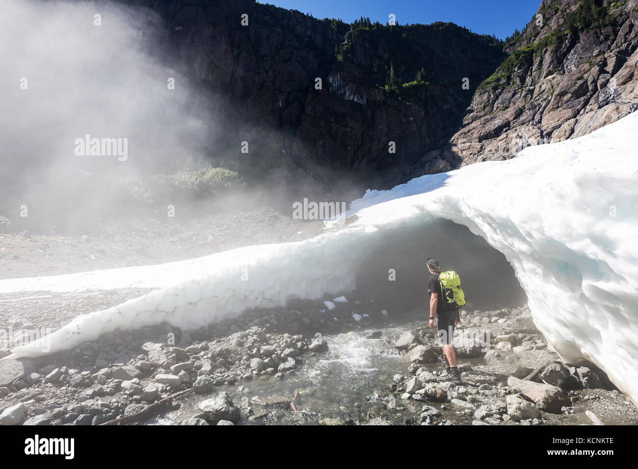 Kalter Nebel weht durch eine Schneehöhle am Fuße des Century Sam Sees. Strathcona Park, Vancouver Island, British Columbia, Kanada. Stockfoto