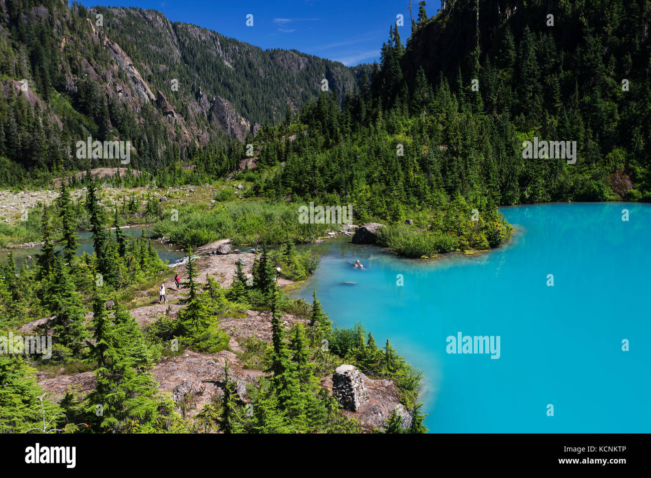 Zwei Freunde Wanderung bis zu Jahrhundert sam See im Strathcona Park, Vancouver Island, British Columbia, Kanada. Stockfoto
