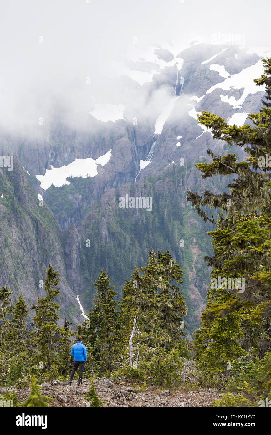 Ein Wanderer sieht auf pamparts bilden die Basis der Comox Gletscher, Vancouver Island, British Columbia, Kanada. Stockfoto