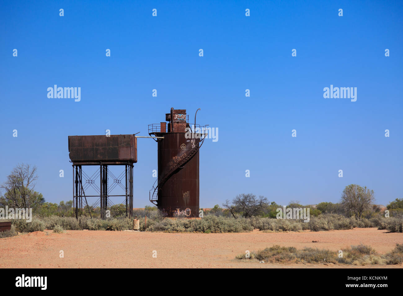 Stillgelegte Wassertanks entlang der Old Ghan Railway auf dem Oodnadatta Track im australischen Outback. Stockfoto