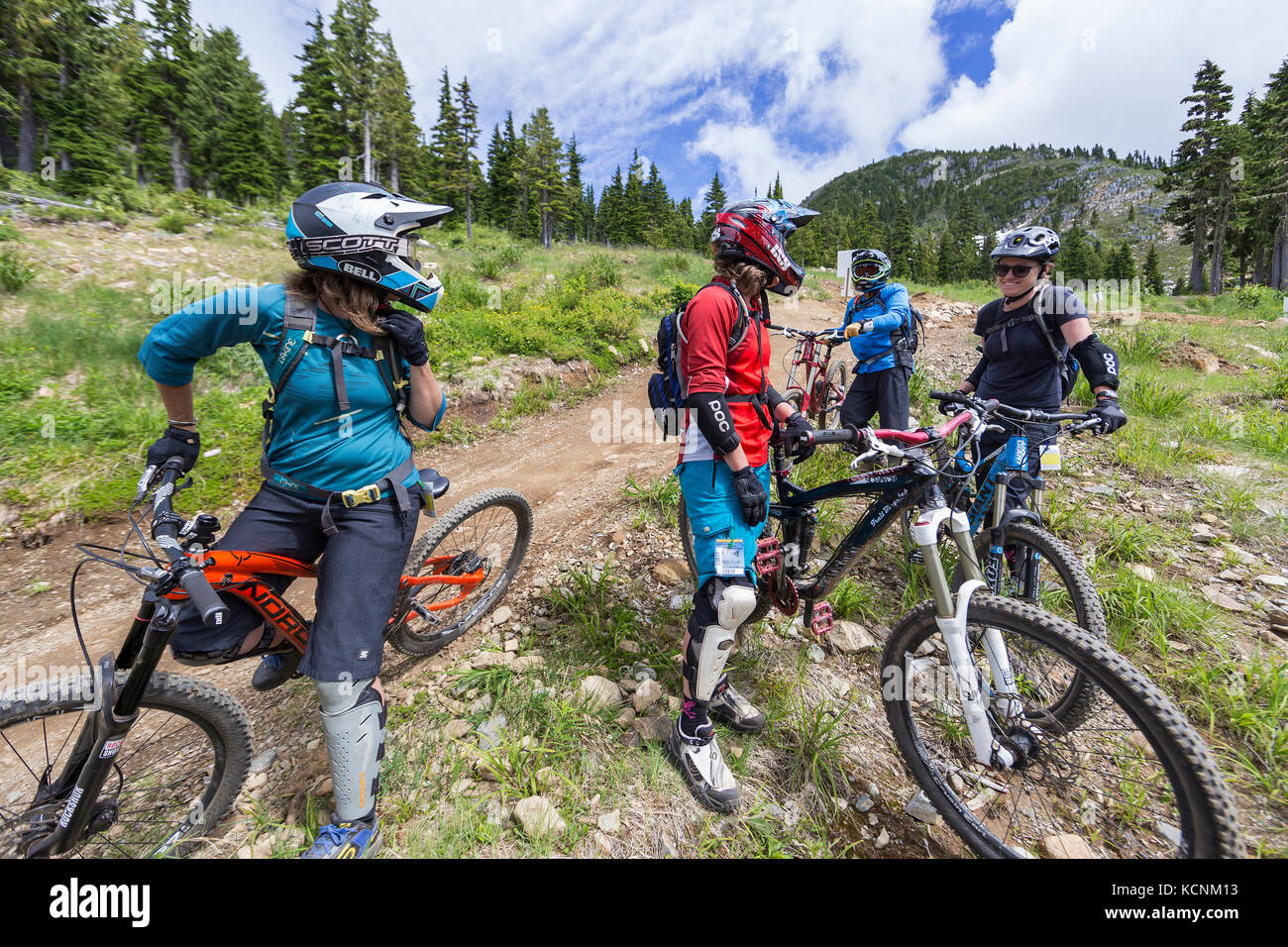 Freundinnen Stop beim Reiten an der Bike Park auf Mt zu formieren. Washington. Die Comox Valley, Vancouver Island, British Columbia, Kanada. Stockfoto