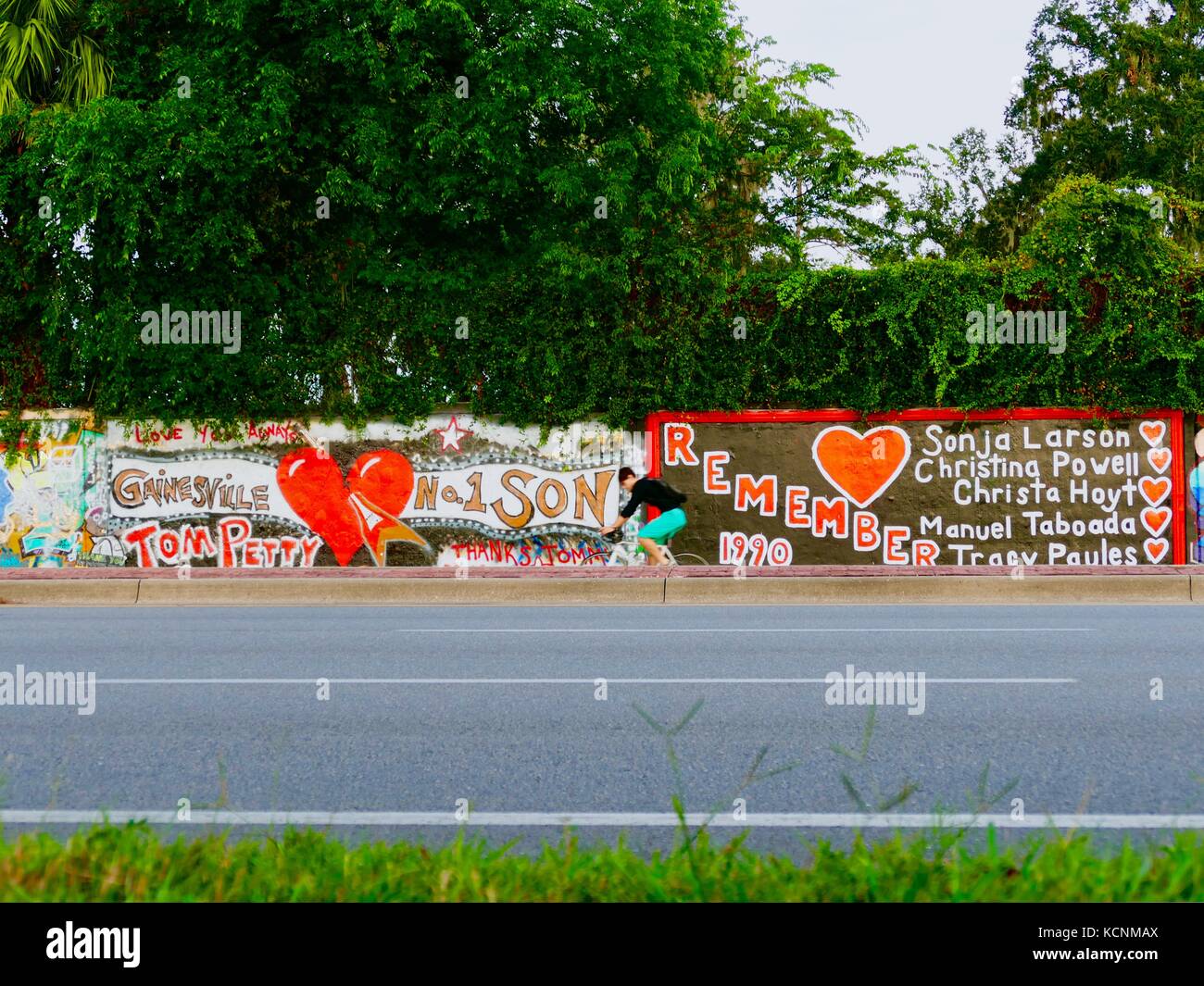 Radfahrer übergibt das Denkmal für Tom Petty auf dem Kamm eines Hügels auf der S.W. 34Th Street an der Wand. Gainesville, Florida, USA. Stockfoto