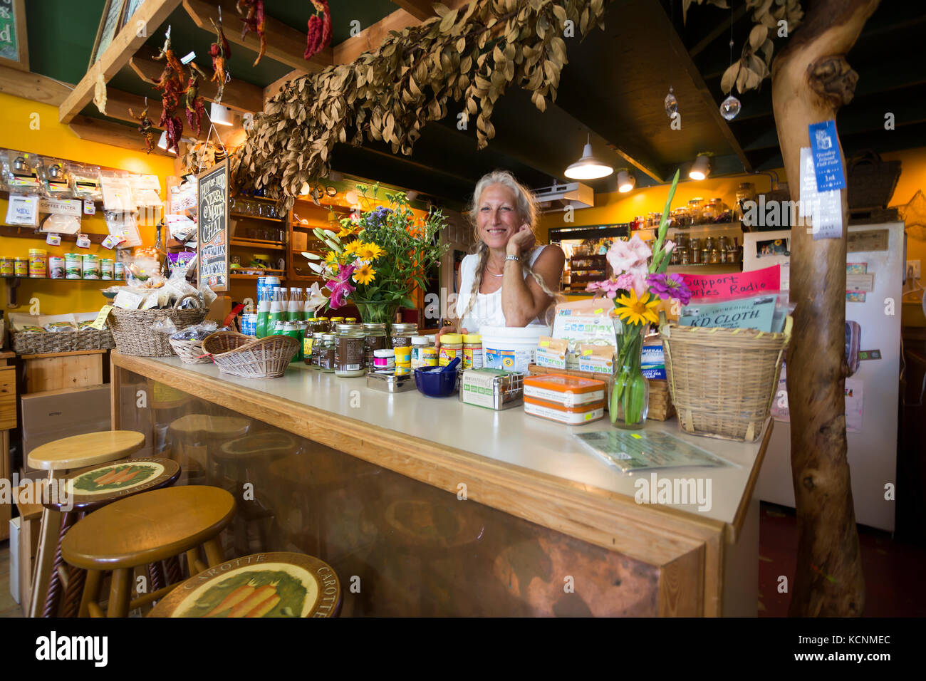 Der Inhaber einer Health Food Store auf Quadra Island zeigt Ihre Produkte für Kunden und Einheimischen, Quadra Island, Kanada Stockfoto
