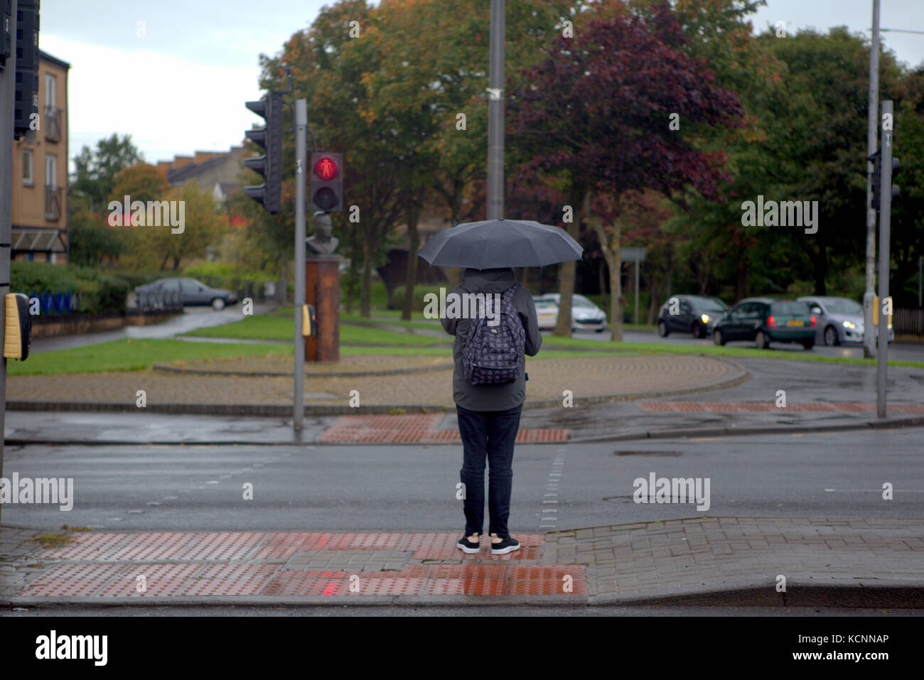 Einzelne männliche Ampeln Stadtbild Straßenszene Clydebank, Großbritannien Stockfoto