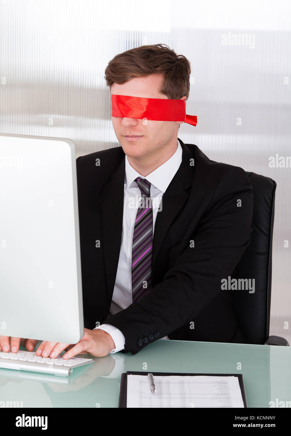 Augenbinde Geschäftsmann im Büro arbeiten auf seinem Computer Stockfoto