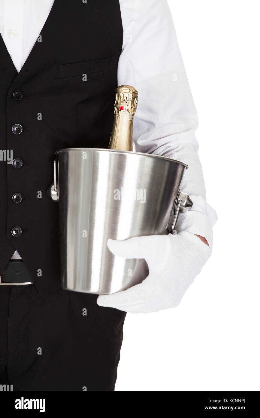 Kellner Holding ein Weinkühler mit einer Flasche Champagner Stockfoto