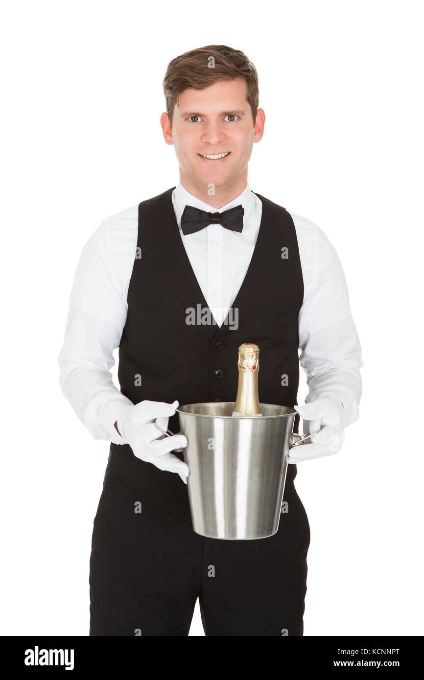 Kellner Holding ein Weinkühler mit einer Flasche Champagner Stockfoto