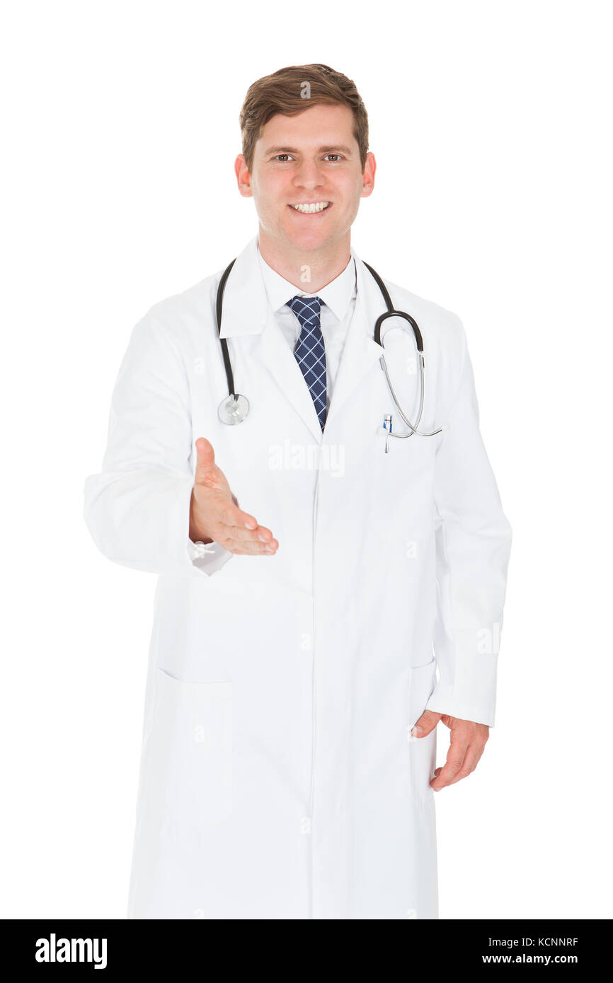 Happy männlicher Arzt mit Handshake auf weißem Hintergrund Stockfoto