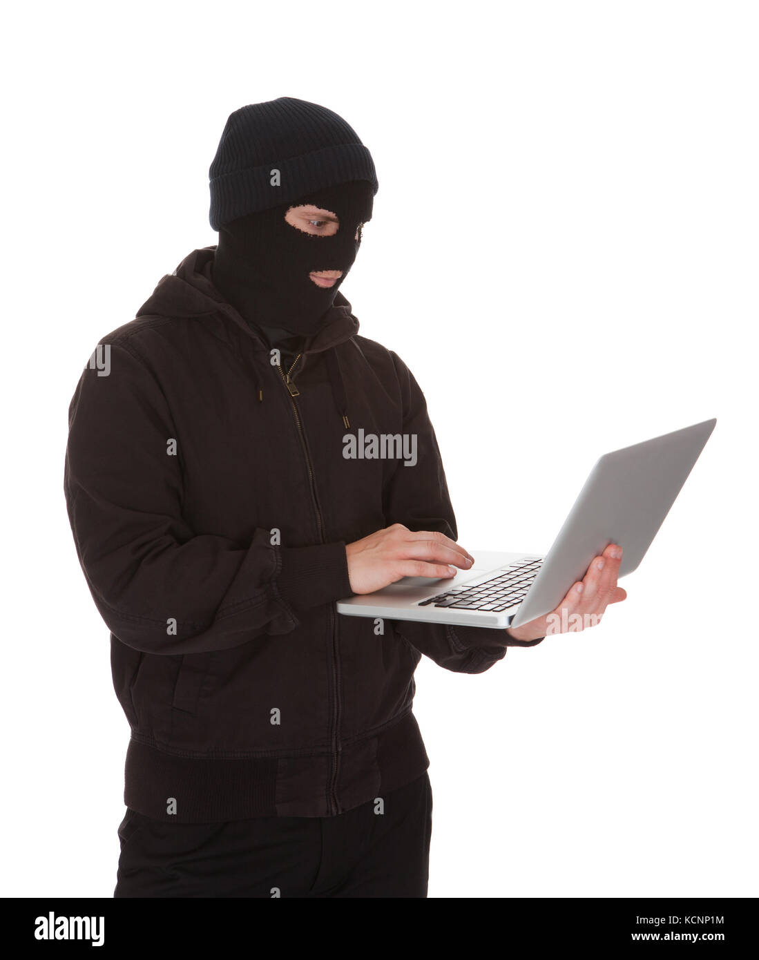 Einbrecher mit Maske mit Laptop auf weißem Hintergrund Stockfoto