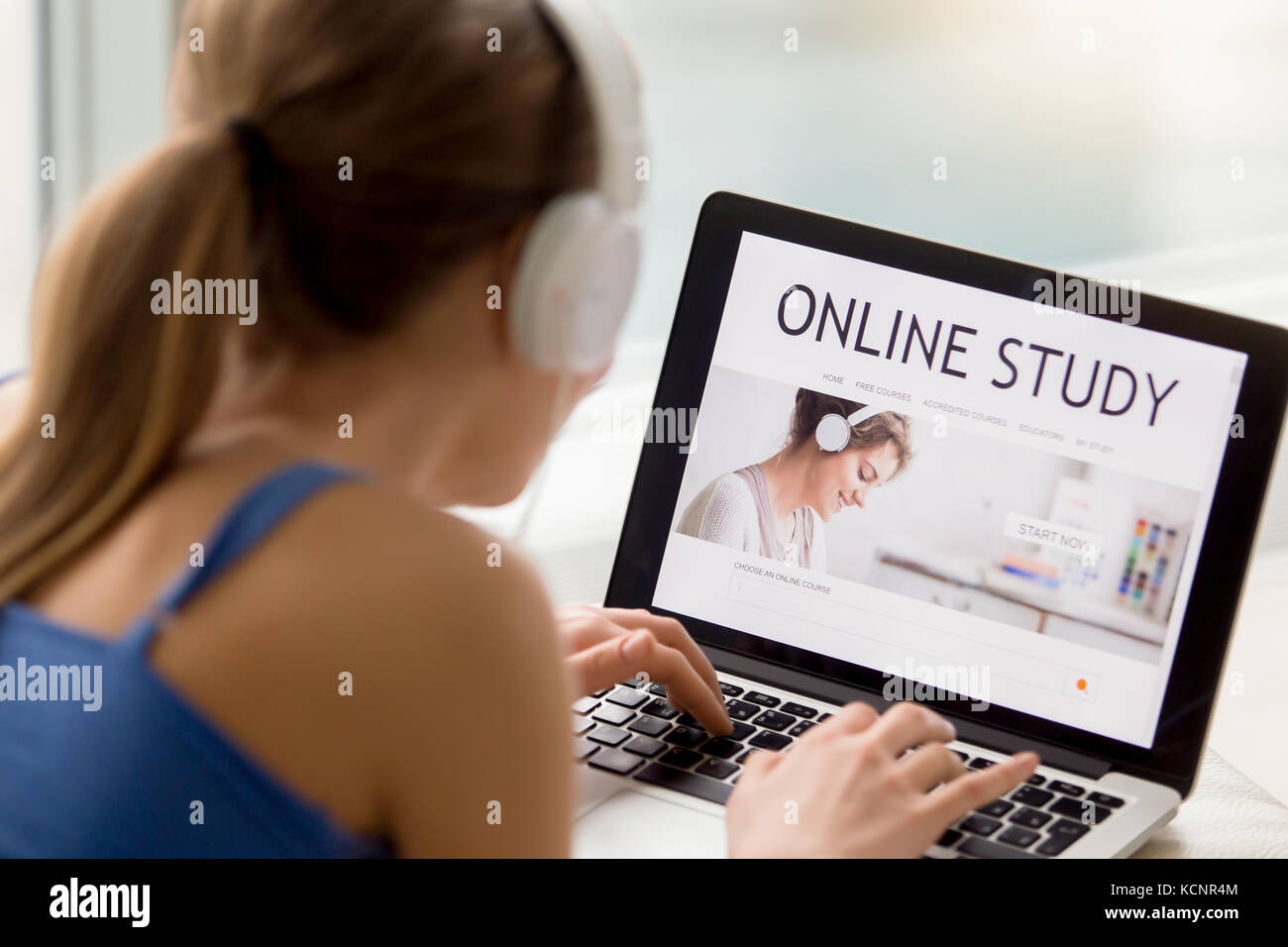 Online Studie Konzept, Frau in Kopfhörer Suche kostenlose Audio- Kurs für individuelle Unterricht, Schüler mit Laptop für e-Learning, Distance lernen Stockfoto