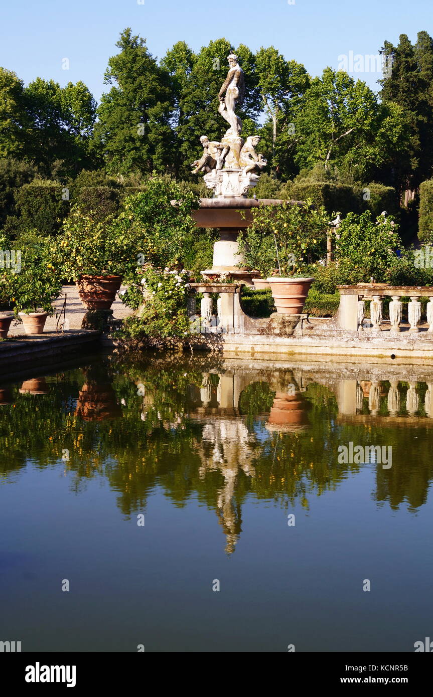Brunnen im mediterranen stil Fotos und Bildmaterial in hoher