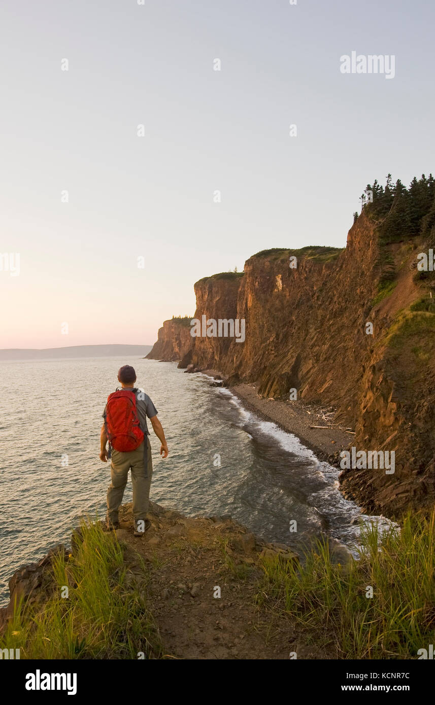 Ein Wanderer blickt auf Cape d'Or, Bucht von Fundy, Nova Scotia, Kanada Stockfoto