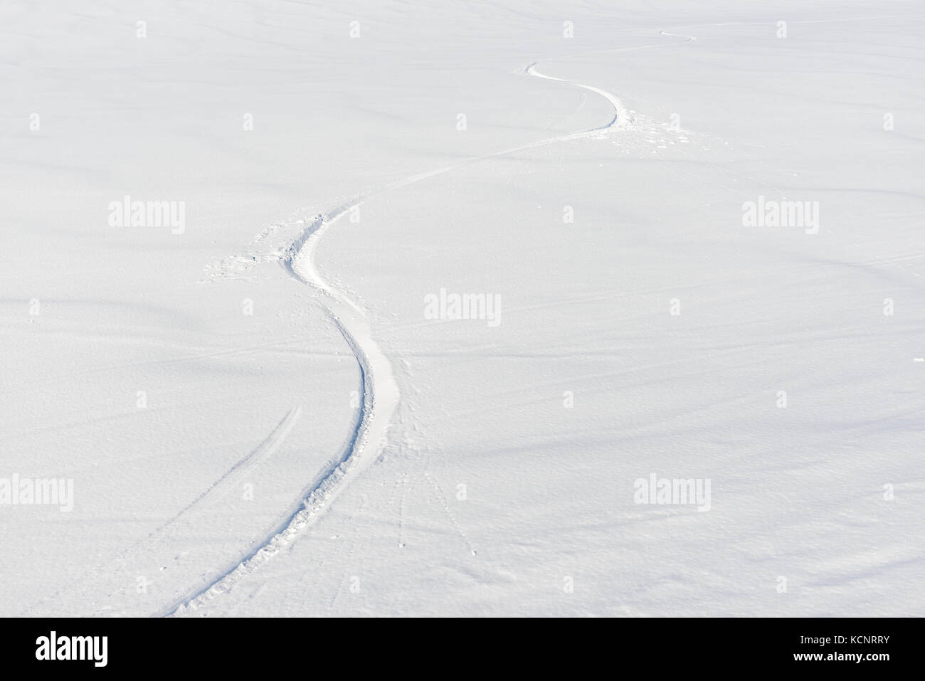 Das Bild wurde bei einer Wanderung auf den Kjølen (Berg) aufgenommen. Nahaufnahme von Skipisten im Schnee. Kvaløya, Tromsø, Norwegen. Stockfoto