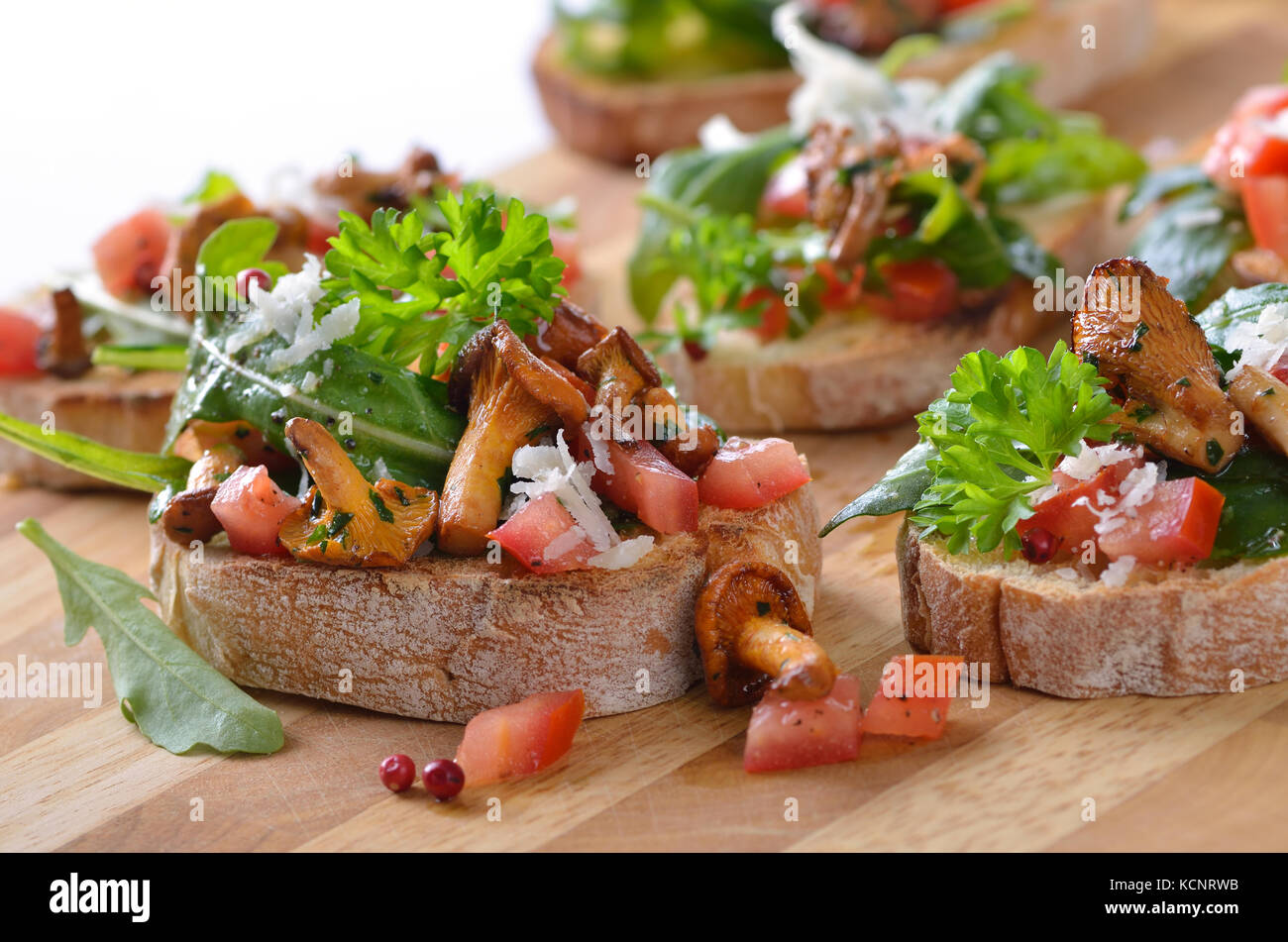 Leckere Häppchen mit Ruccola, Tomaten, Salat und gebratene Pfifferlinge ...