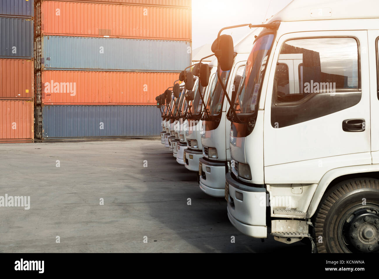 Container-Lkw im Depot am Port. Logistik Export Hintergrund und Verkehr Konzept importieren. Stockfoto