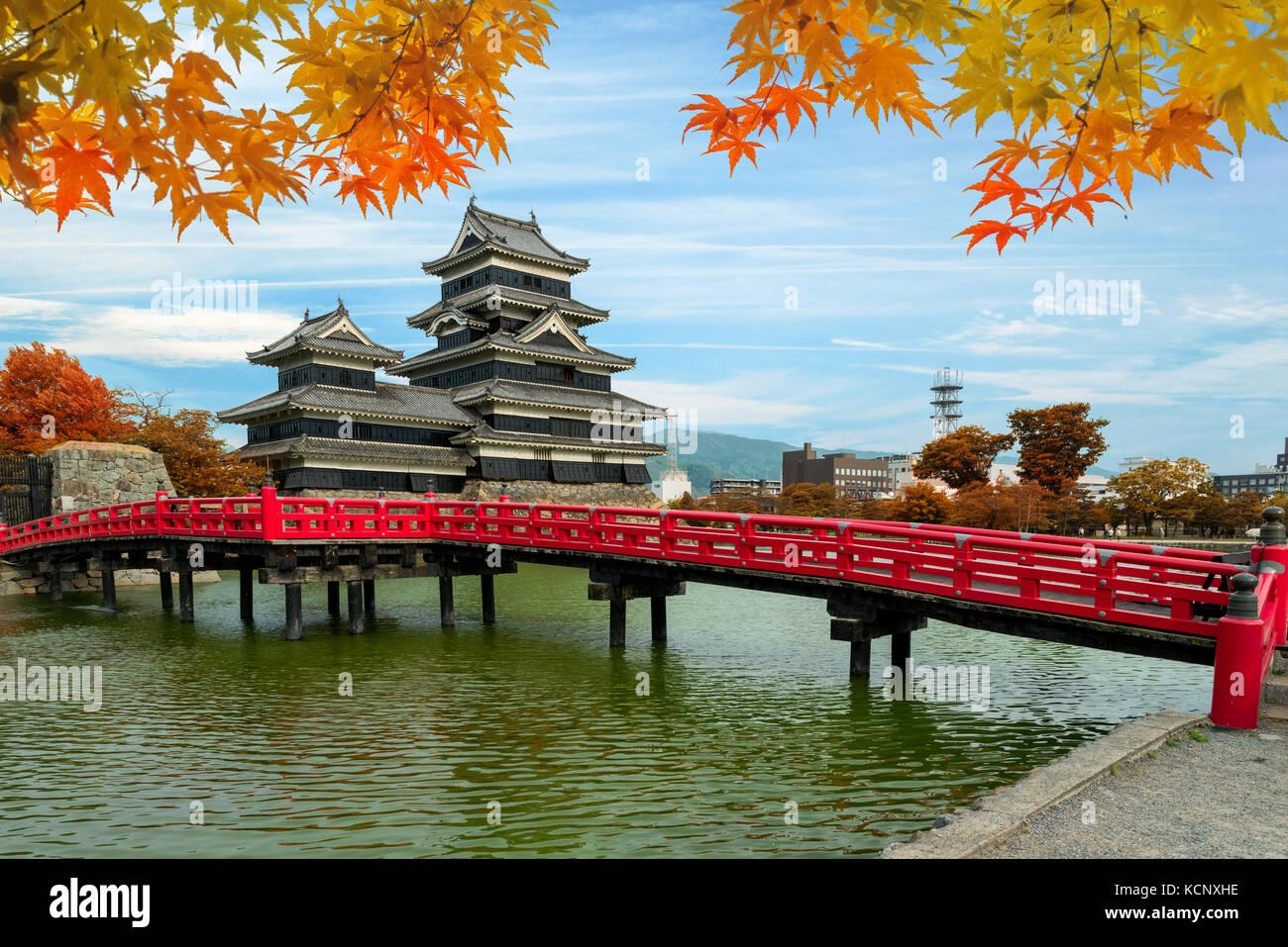 Schloß Matsumoto im Herbst Stadt Matsumoto, Nagano Prefecture, Japan. schönen Herbst in Japan. Stockfoto
