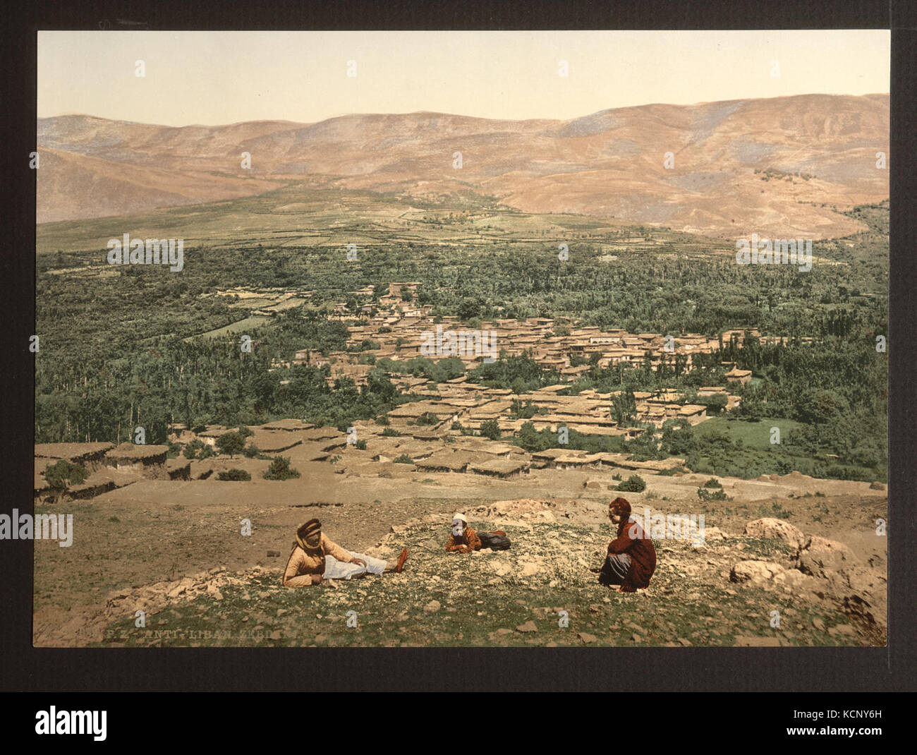 Ein allgemeiner Blick auf Zebdany (Az Zabdani) in Syrien, der die Landschaft der Stadt zeigt. Zebdany liegt in den Ausläufern der Anti-Libanon-Berge und ist bekannt für seine natürliche Schönheit und die Nähe zur libanesischen Grenze. Stockfoto