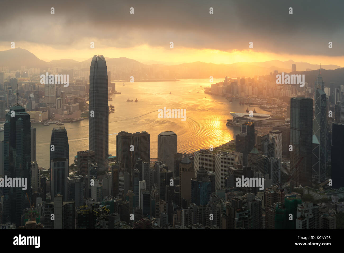 Sonnenaufgang über hong kong Victoria Hafen von Victoria Peak mit Hongkong und Kowloon. Stockfoto