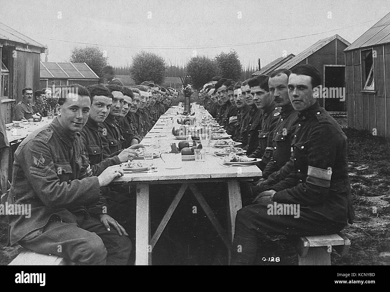 Kanadische Soldaten genießen eine formelle Mahlzeit (Kanadische Offizielle Krieg Fotos (BL l. r.233.b57. v1 f028 r) (7/8) Stockfoto