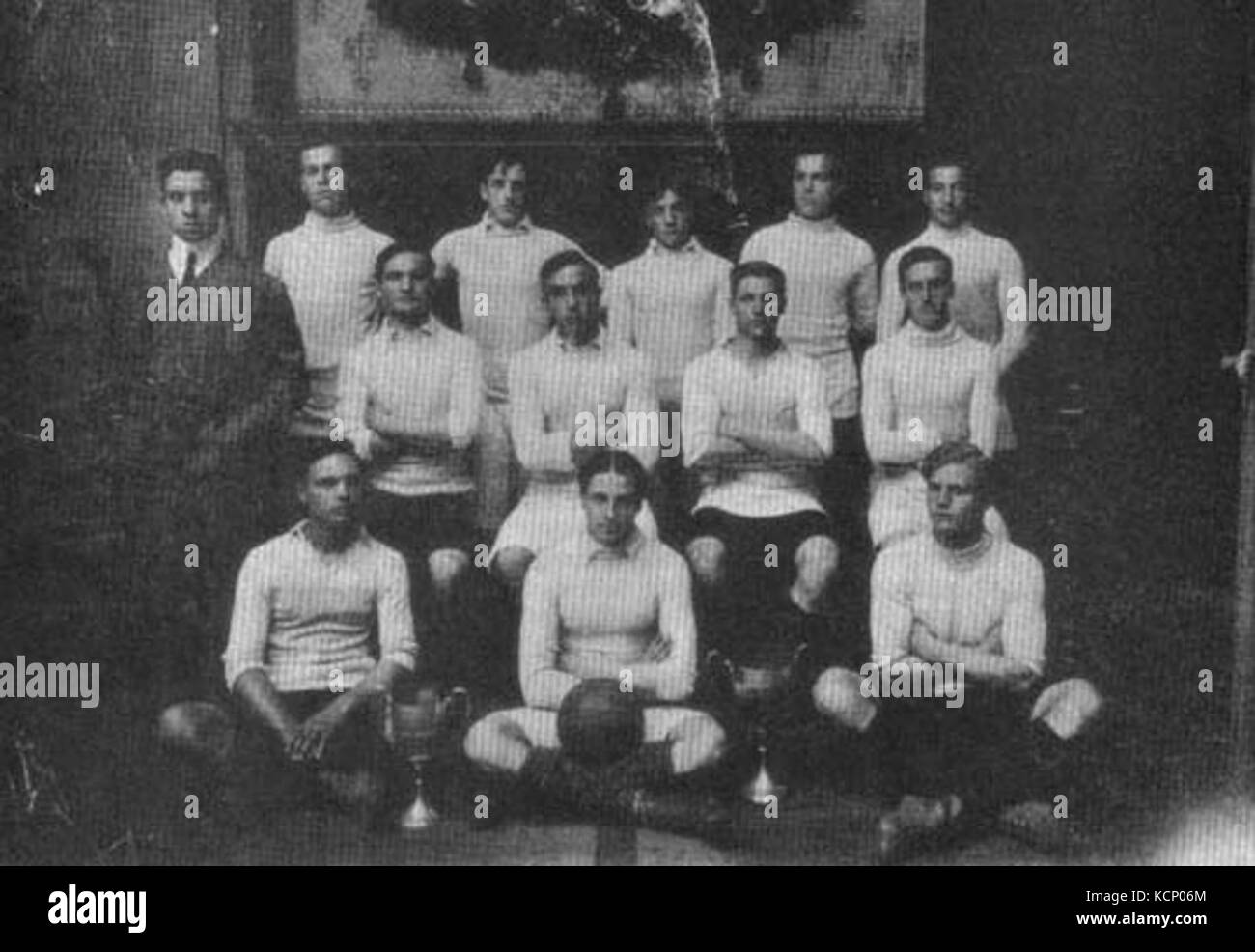 Dieses Bild aus dem Jahr 1906 zeigt ein Fußballspiel in Geba, das die Anfänge der Entwicklung des Sports in verschiedenen Teilen der Welt widerspiegelt. Der Fußball wurde in dieser Zeit immer beliebter und regional organisierter. Stockfoto